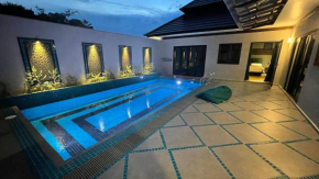 Villa Emerald: 3 Bedroom Pool Villa Near River, Bentung